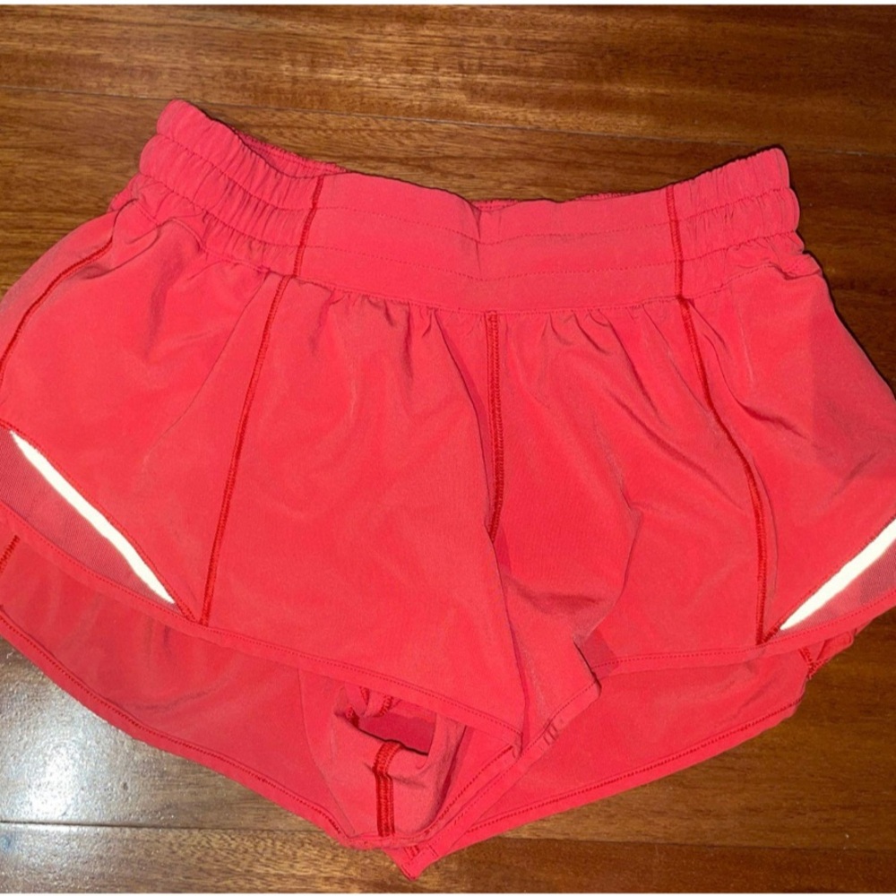 Lululemon size 6 Hotty Hot Short 2.5”